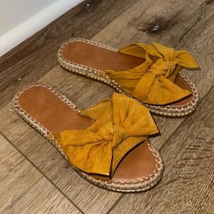 Worn universal thread yellow suede knotted bow sandals